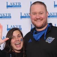 Two alumni with anchor up pose